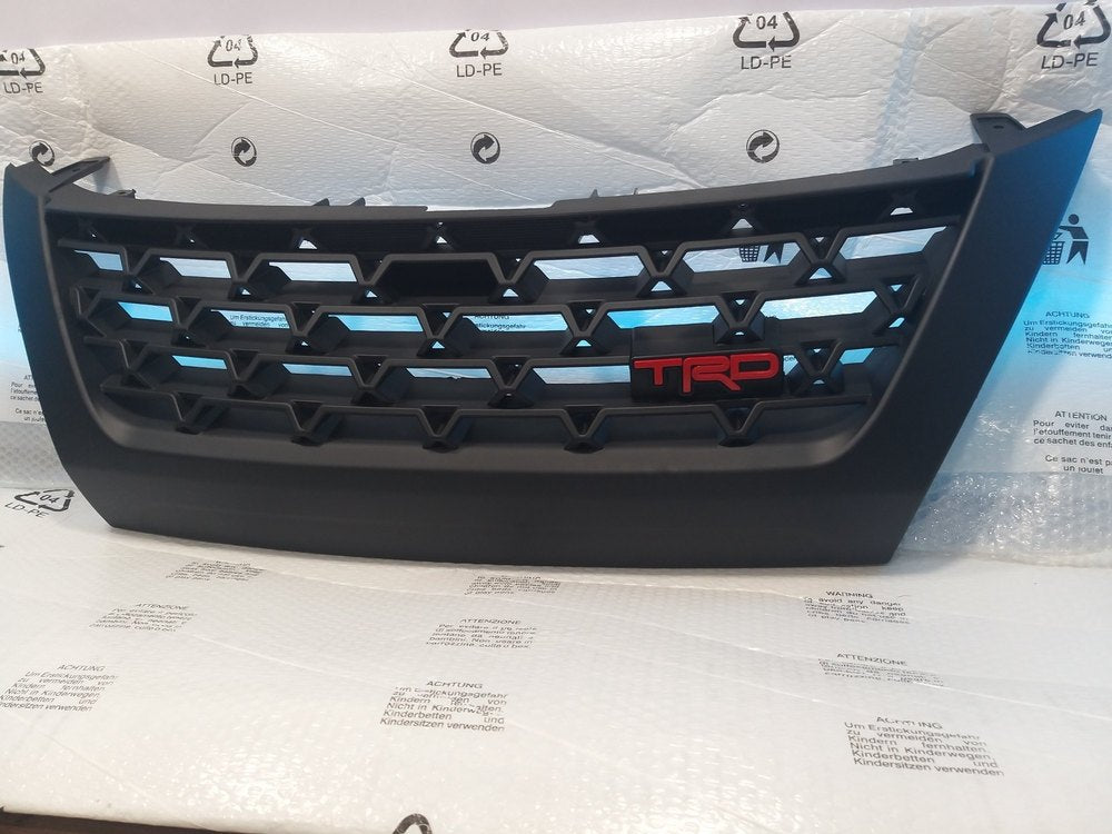 شبكة أمامية TRD باللون الأسود مع لوجو TRD وحلية حمراء لتويوتا فورتشنر 2018-2021 myakm.com jeep toyota cars