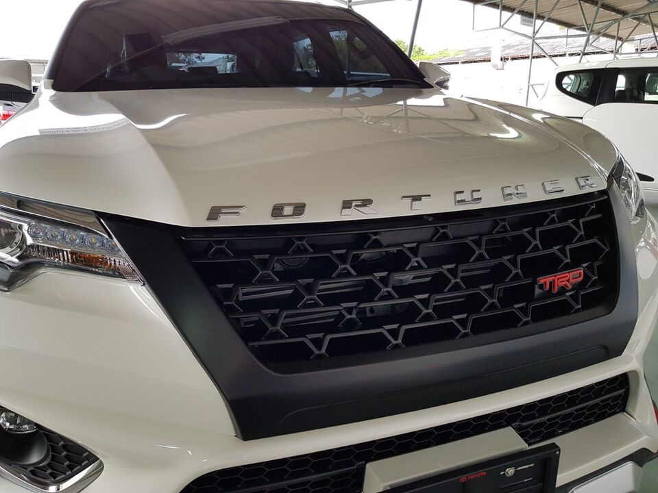 شبكة أمامية TRD باللون الأسود مع لوجو TRD وحلية حمراء لتويوتا فورتشنر 2018-2021 myakm.com jeep toyota cars